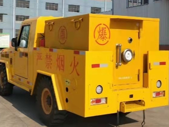 矿区凯龙爆破器材运输车：保障爆破任务的安全运行